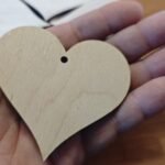 Conjunto de 20 corações de betula de 4mm espessura com furo